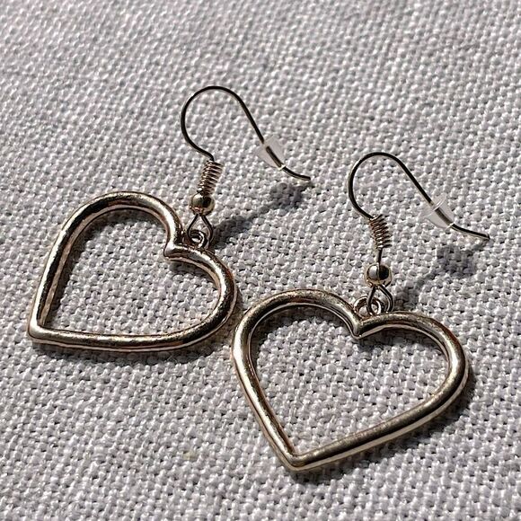 CUTE DANGLY MINIMALIST HEART GOLD TONE EARRINGS ⭐️❤️ - Picture 1 of 5